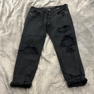 American Eagle size 2 Tomgirl destroyed black jeans.
